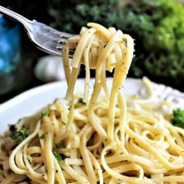 A fork full of vegan linguine with clam sauce.