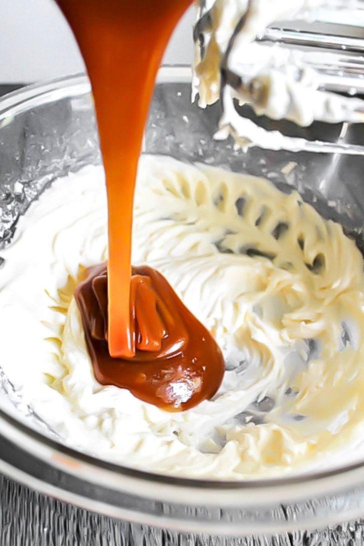 Adding vegan caramel sauce to the vegan buttercream to make vegan caramel frosting.