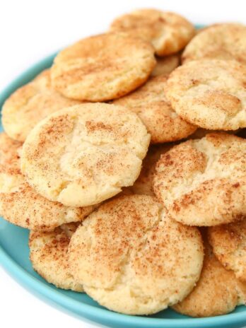 A blue plate filled with vegan Snickerdoodles.