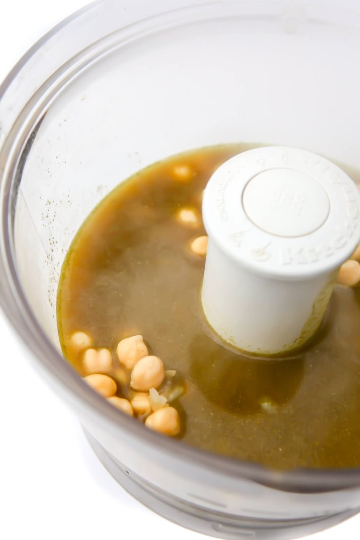 Chickpeas in broth in a food processor to make vegan turkey.