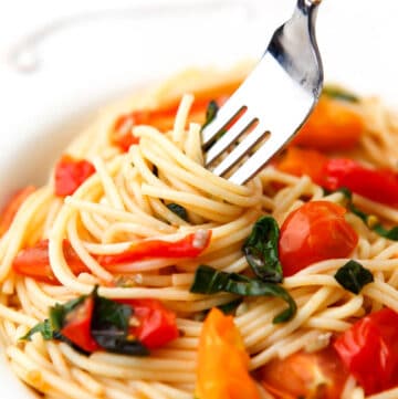 Vegan tomato basil pasta made with olive oil and fresh tomatoes.