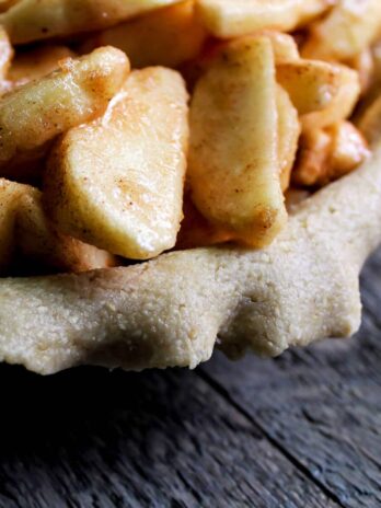 A close up of a pie made with a gluten free vegan pie crust recipe that has a top and bottom crust.