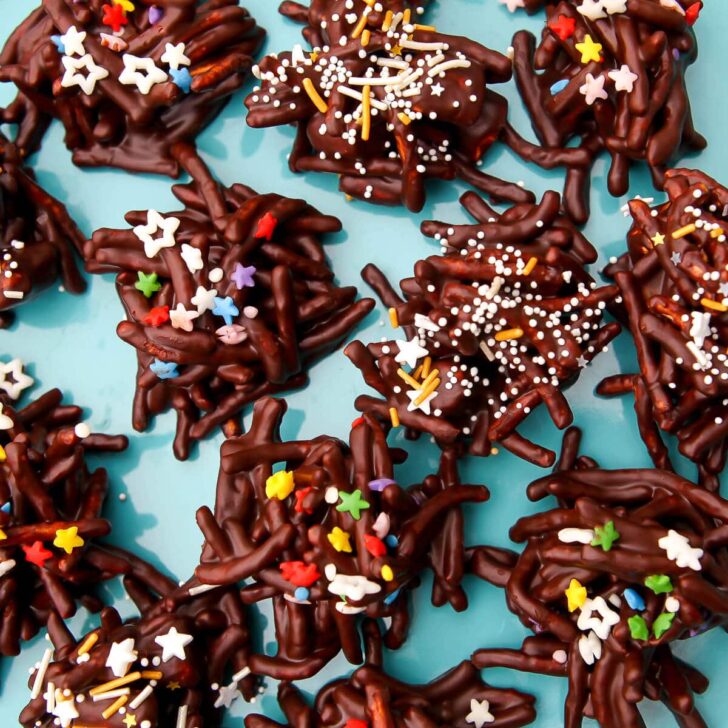 Dairy-free haystack cookies on a blue plate.