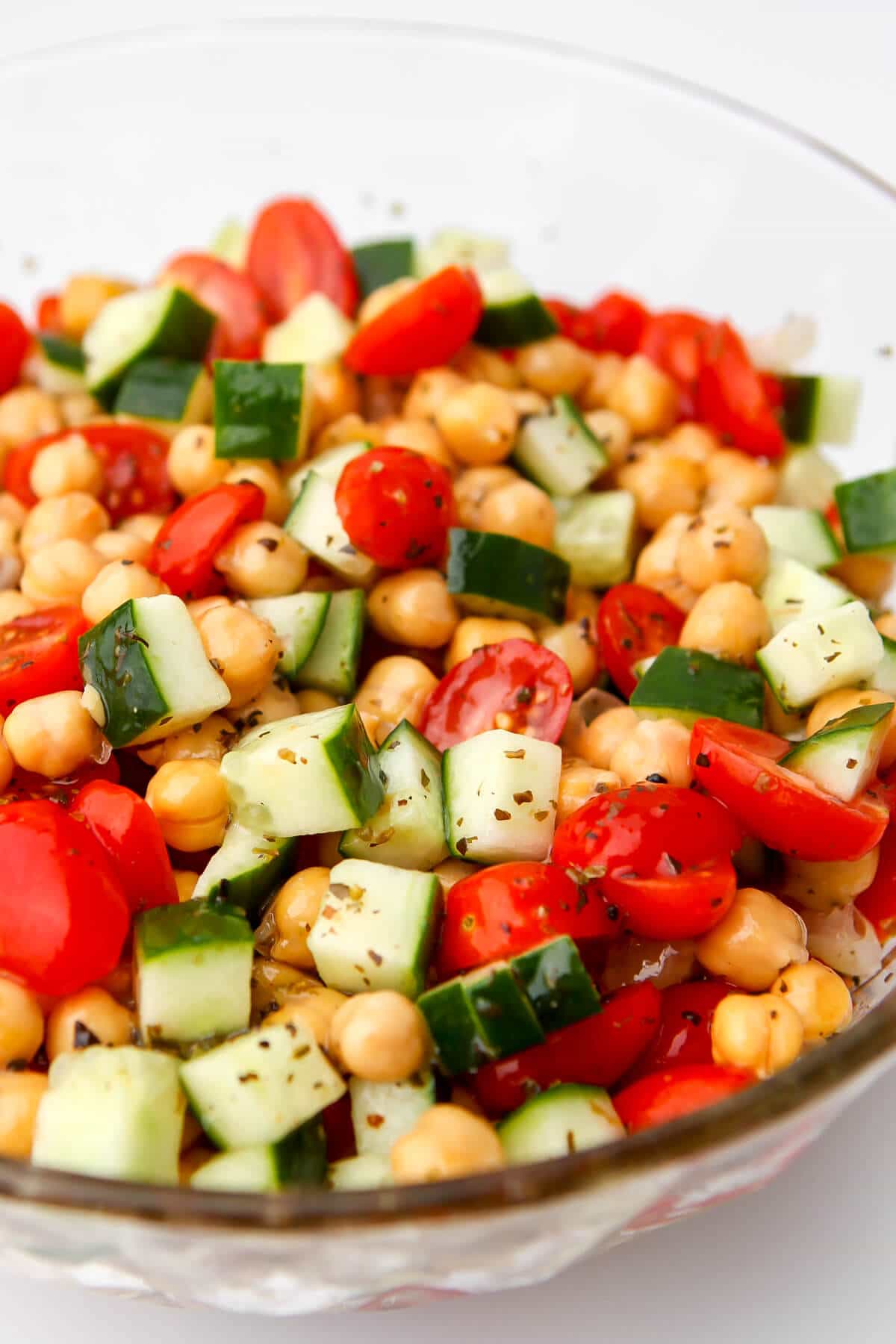 https://thehiddenveggies.com/wp-content/uploads/2022/06/easy-chickpea-salad.jpg