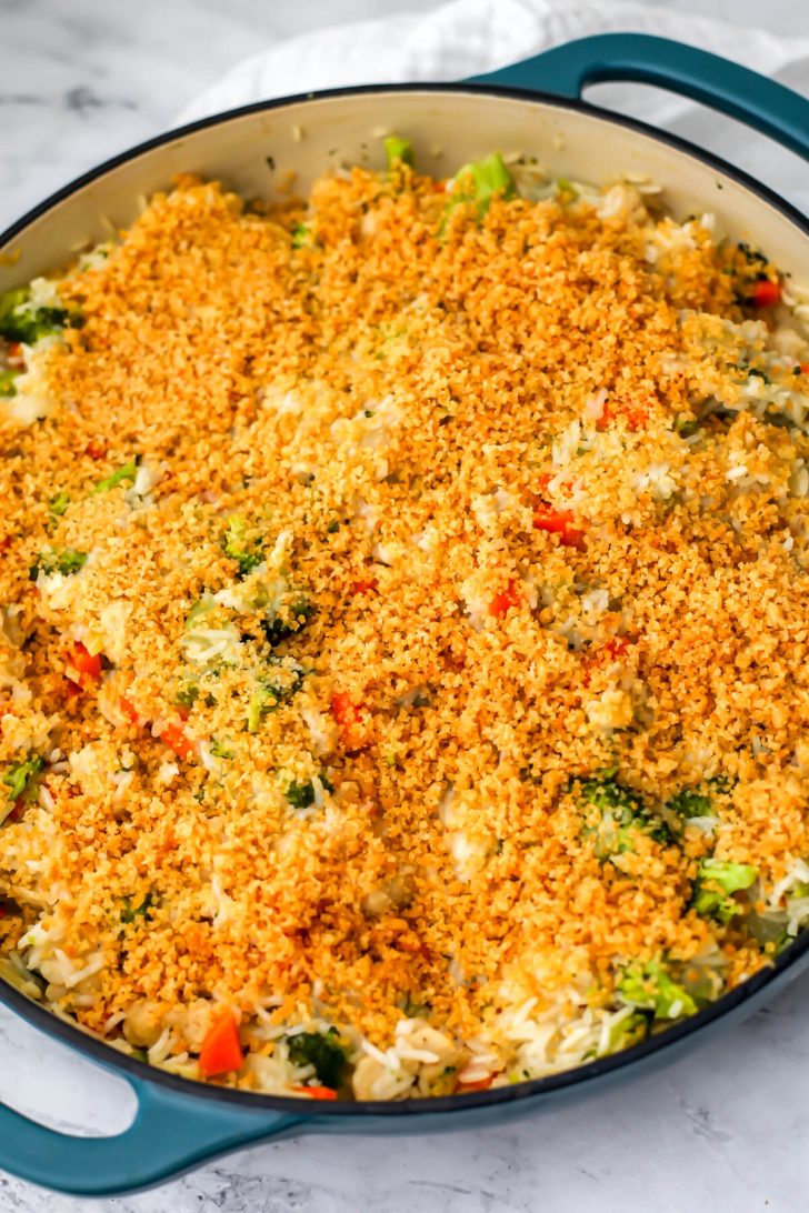 The cooked rice topped with the toasted garlic breadcrumbs.